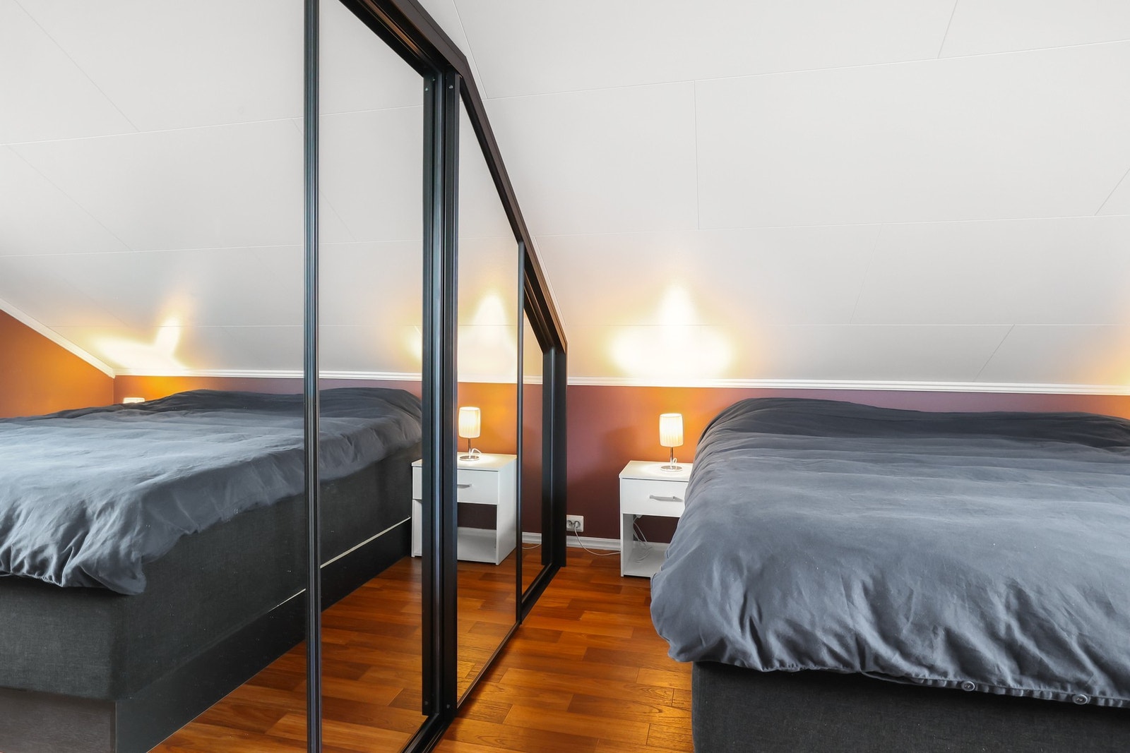 Stilig soverom med plass til dobbeltseng. Galleribilde
