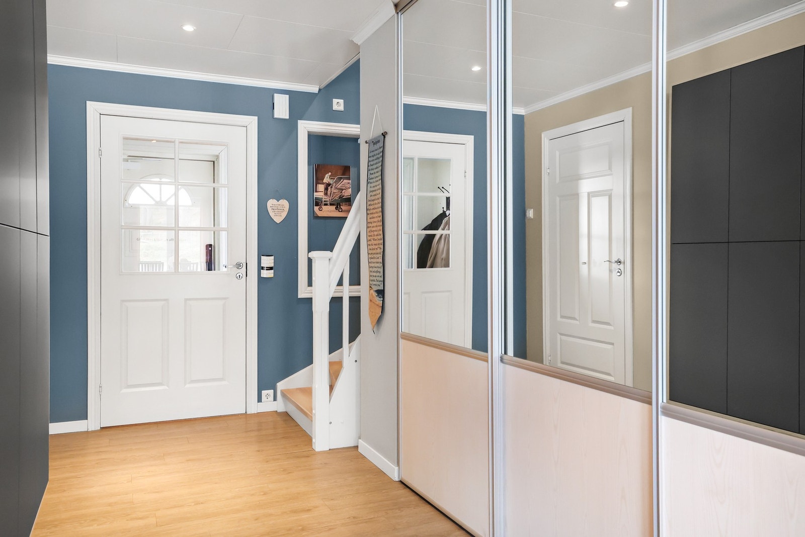 Boligen har to innganger. Her er gang med skyvedørsgarderobe, adkomst til bad og trapp opp til loftet. Galleribilde