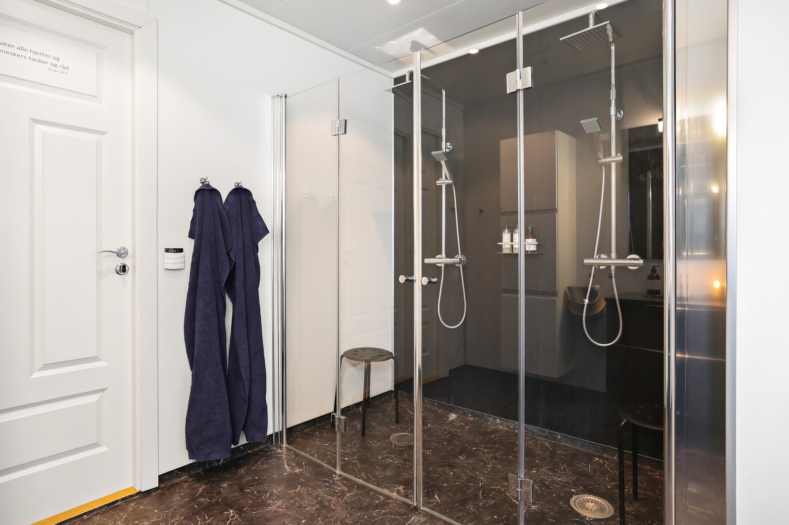 Rommet har dusjnisje med glassvegg og to vegghengte dusjarmatur. Galleribilde