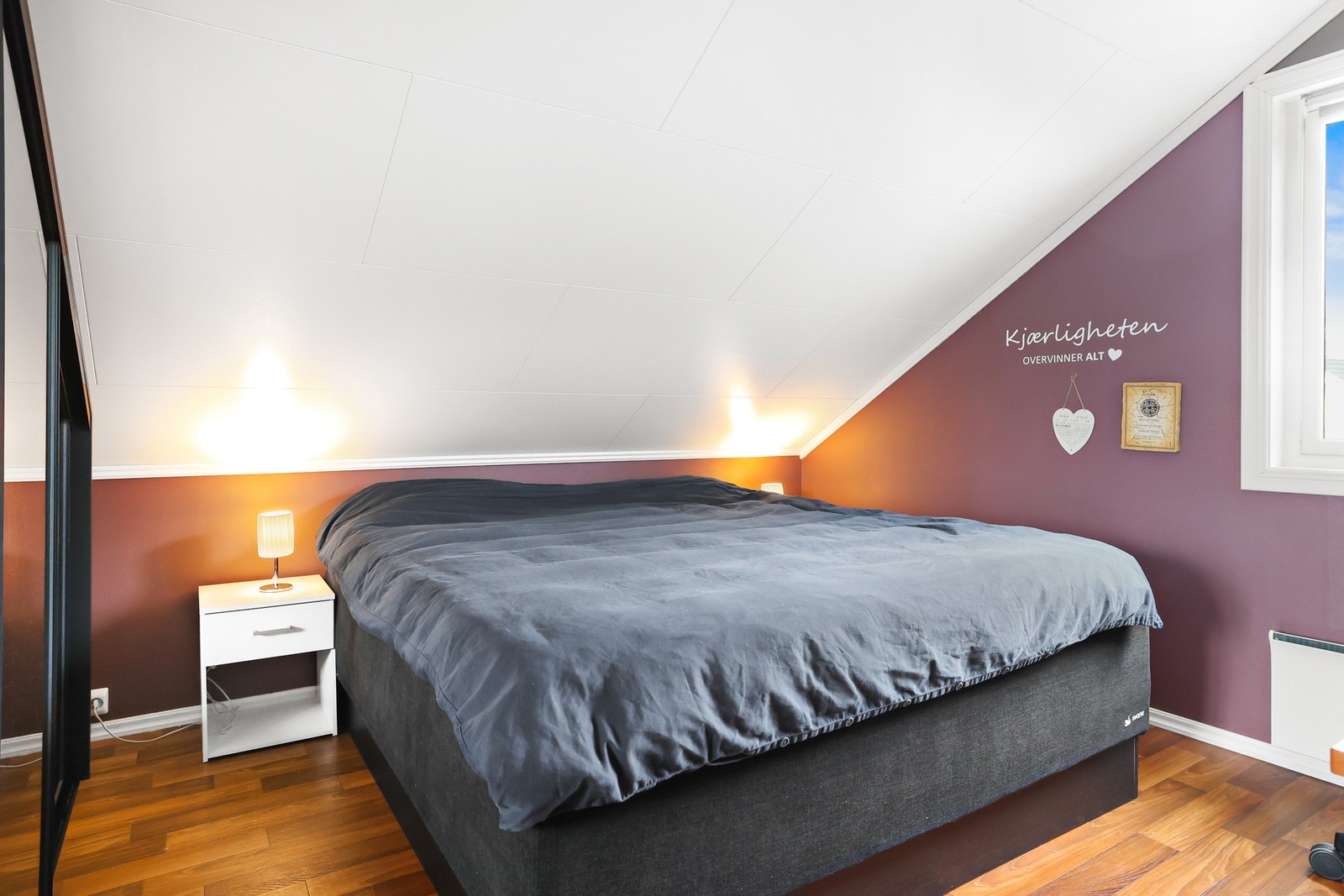 Soverommet har skyvedørsgarderobe med speil. Galleribilde