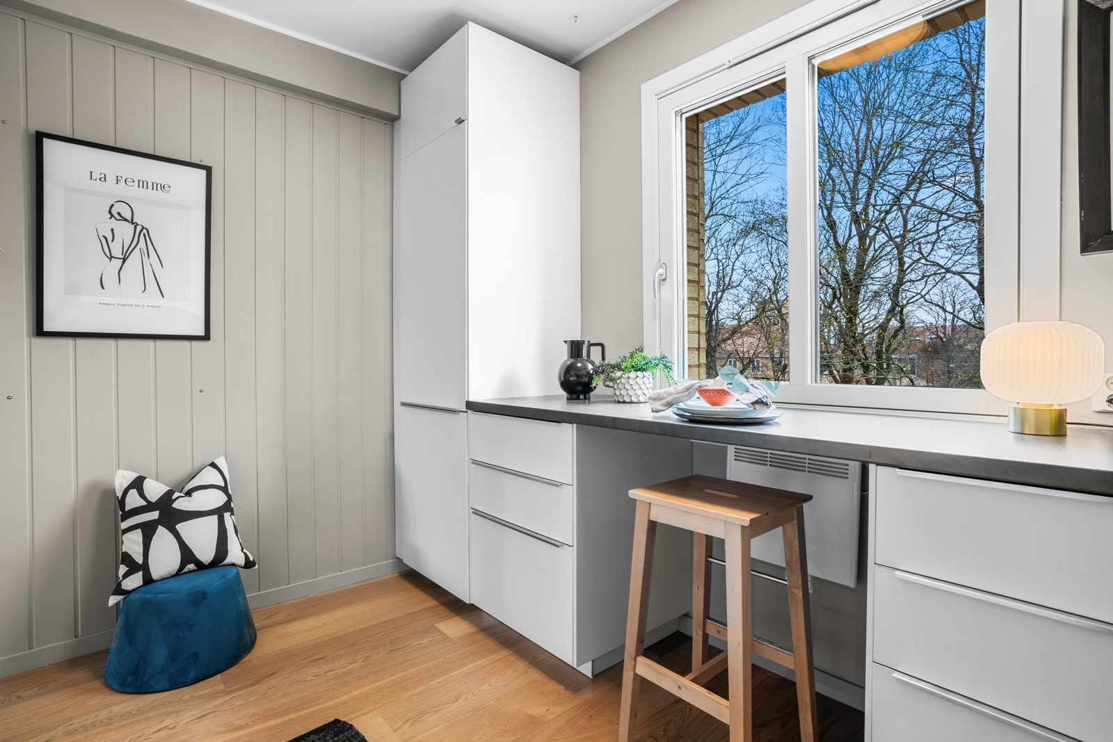 Kjøkkenet har også en sitteplass ved vinduet, et perfekt sted å ta morgenkaffen Galleribilde