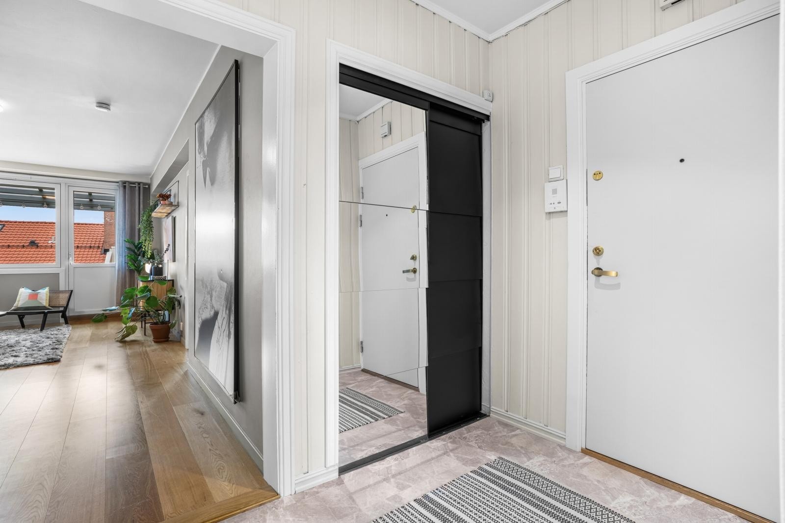 Praktisk skyvedørsgarderobe i entréen for oppbevaring Galleribilde