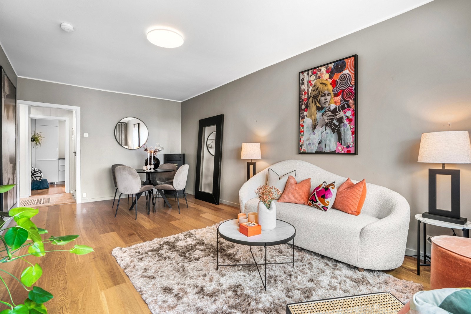 Rommet har en fin arealutforming, så her er det plass til stor sofa, tv-løsning og spisebord Galleribilde