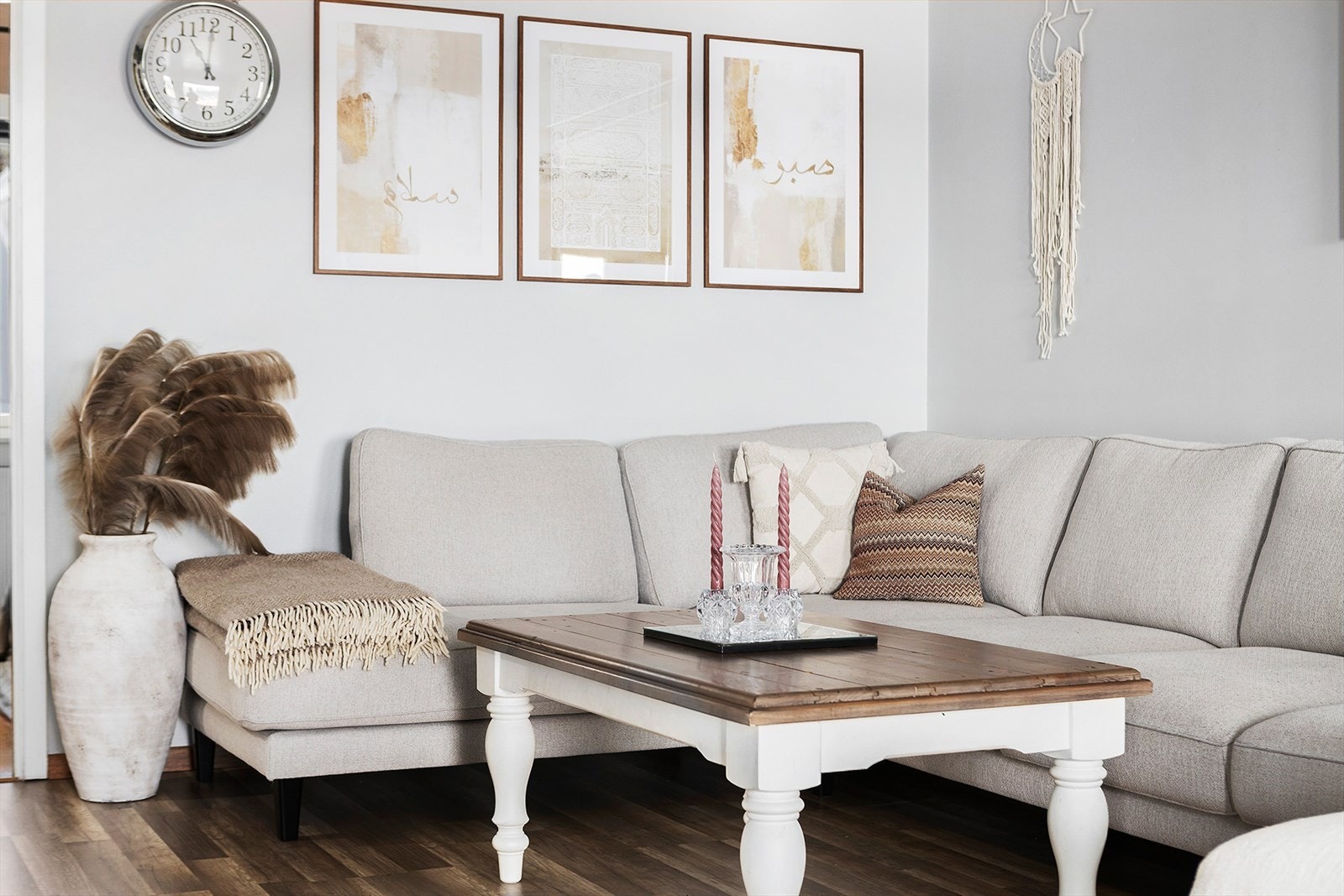 Stuen har god plass til sofa, tv-møbler og spisegruppe. Galleribilde