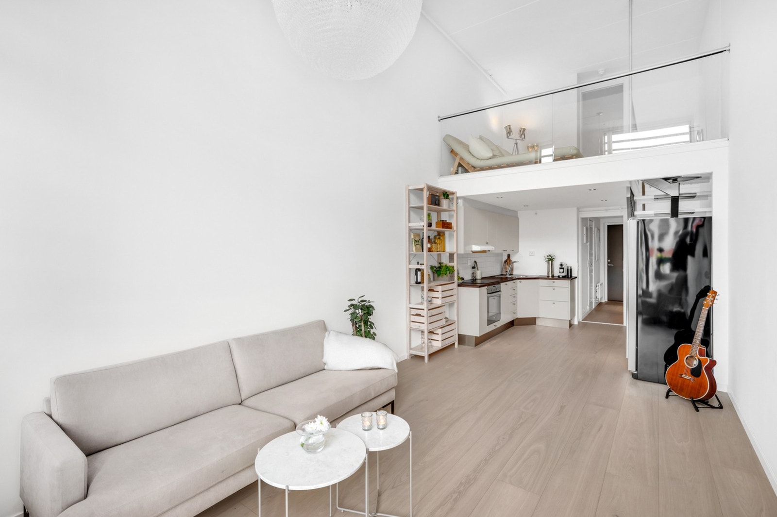 Leiligheten har fjernvarme, heis, moderne bad og kjøkken, egen bodplass, parkettgulv fra Bjelin som ble byttet i 2022. Galleribilde