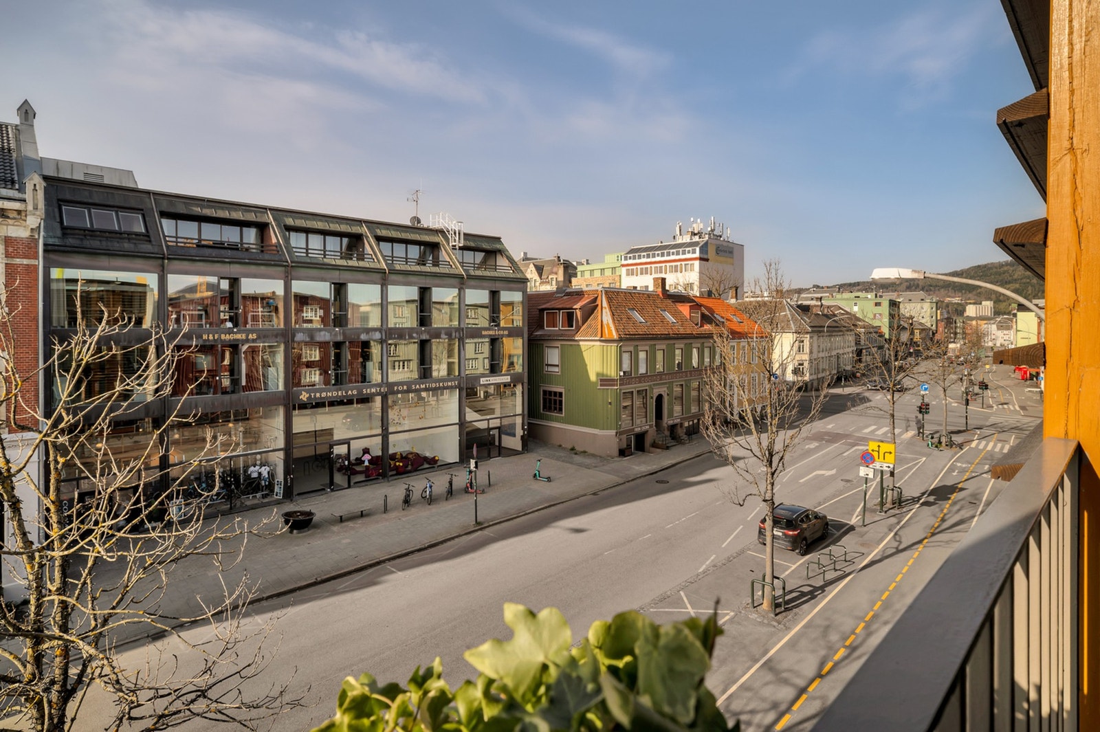 Leiligheten ligger meget sentralt til med umiddelbar nærhet til alt Midtbyen har å by på. Galleribilde