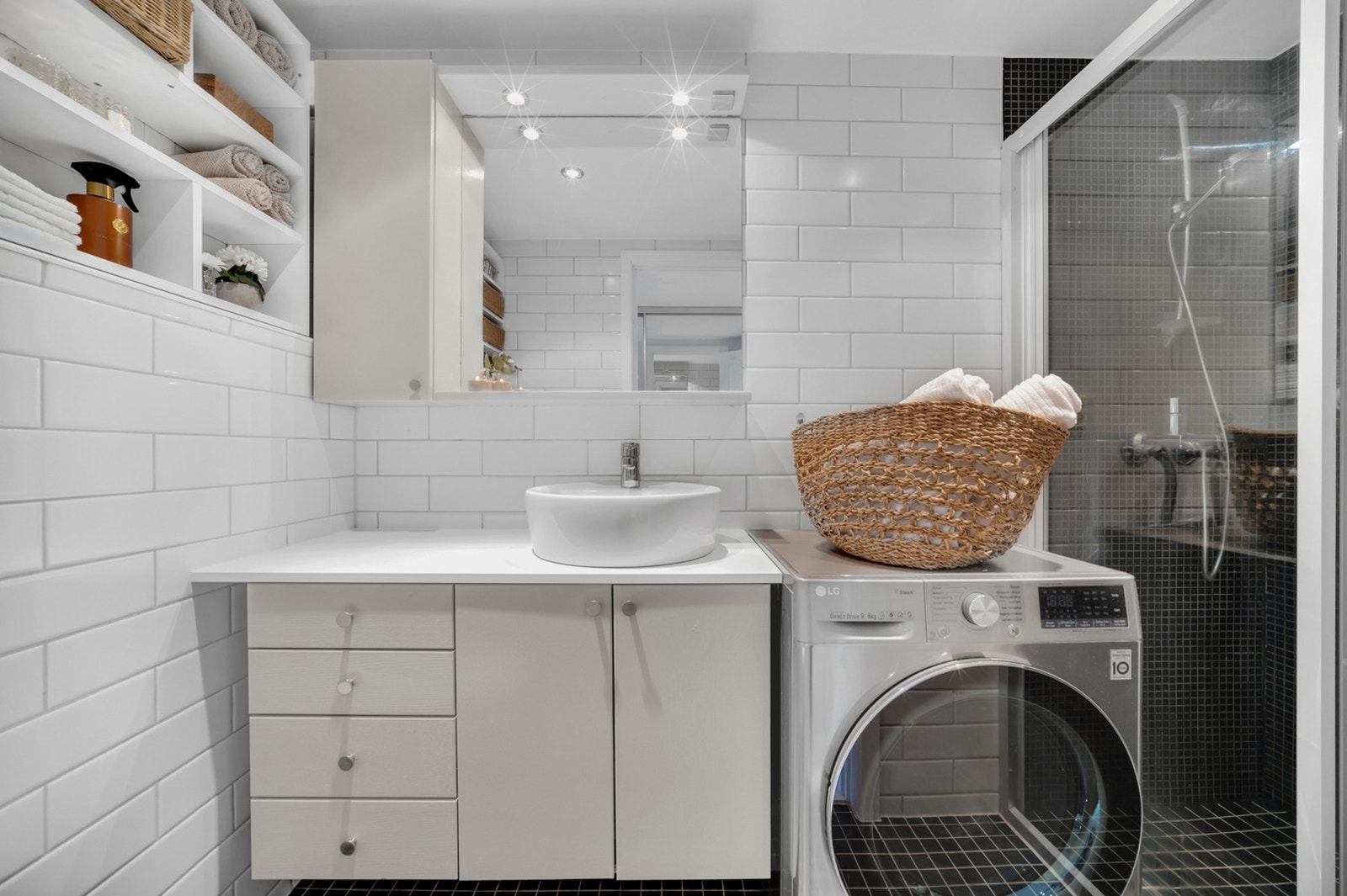 Moderne flislagt bad med elektriske varmekabler i gulv, opplegg for vaskemaskin. Galleribilde