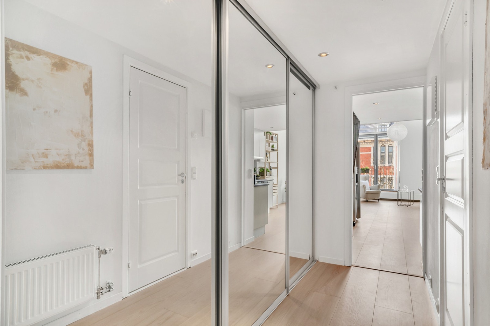 Gangen har rikelig med oppbevaringsmuligheter med store integrerte speilskap. Galleribilde
