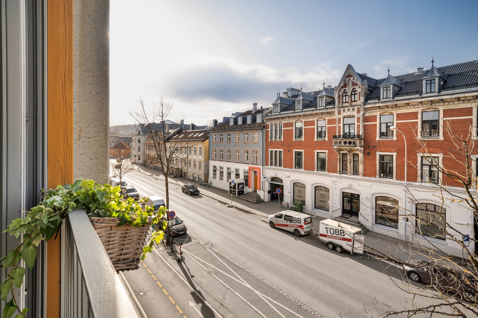 Toppleiligheten har ingen innsyn fra bakkeplan, men samtidig god utsikt mot folkelivet. Galleribilde