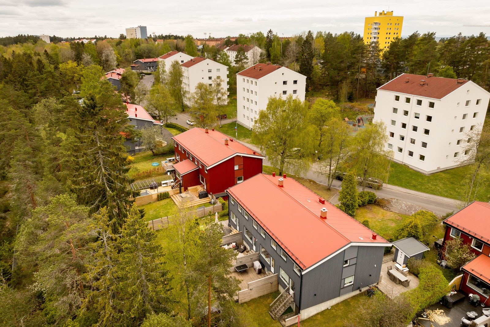 Rekkehuset er en del av det veletablerte borettslaget "Marmorberget". Galleribilde