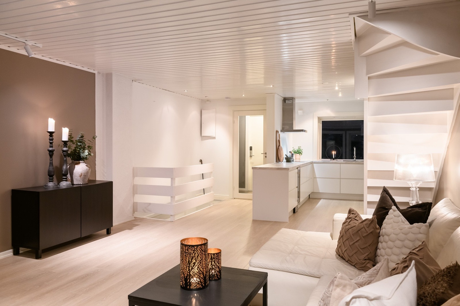 Lun og koselig atmosfære etter mørkets frembrudd. Galleribilde