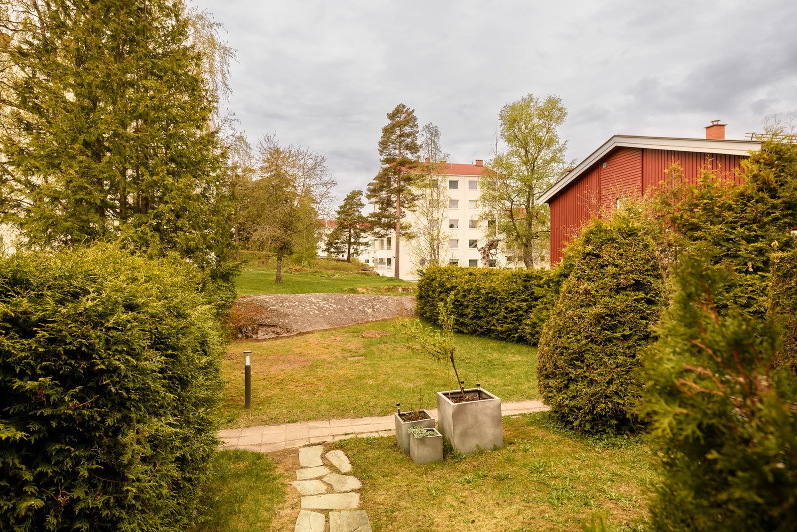 Et frodig og tilbaketrukket nabolag. Galleribilde
