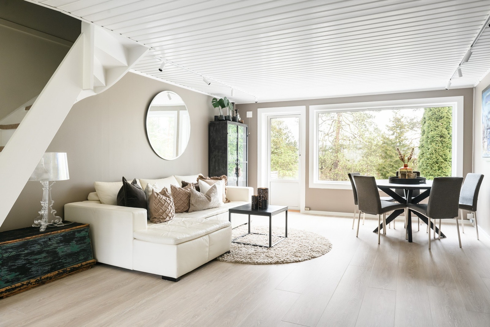 Lys og romslig sosial sone. Galleribilde