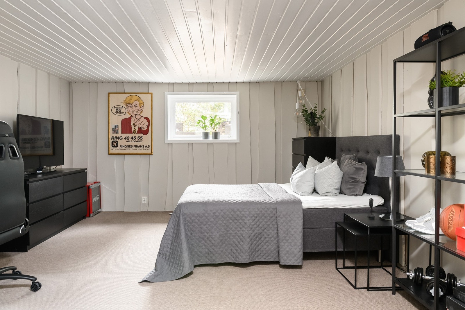 Romslig kjellerstue, innredet som gjesteværelse. Galleribilde