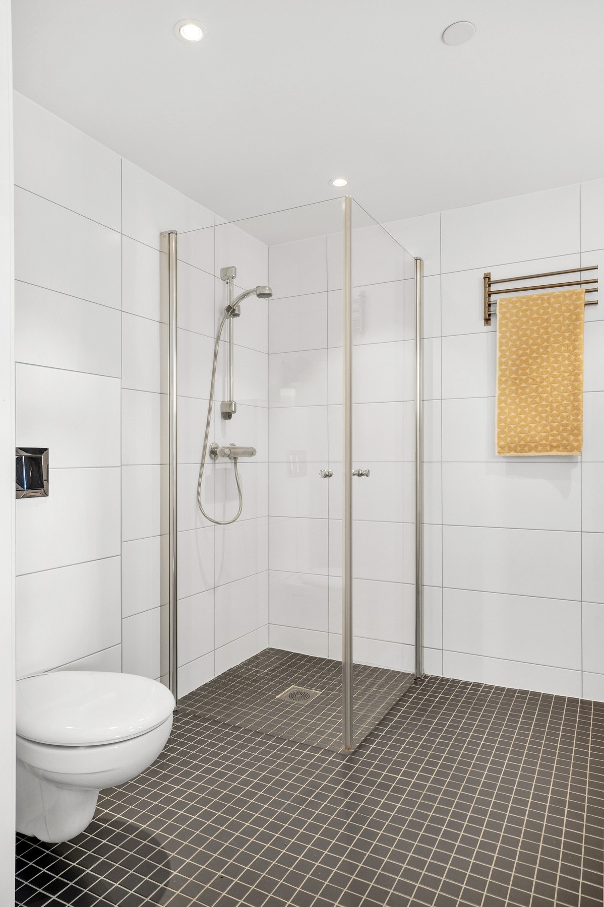 Her er det både dusjhjørne, vegghengt WC og varmekabler i gulv. Galleribilde