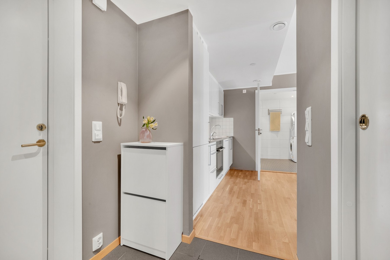 Inn skyvedøren til høyre i bildet har man en ege bod på 3,5 m². Ekstern bod i kjeller med mye lagringsplass. Galleribilde