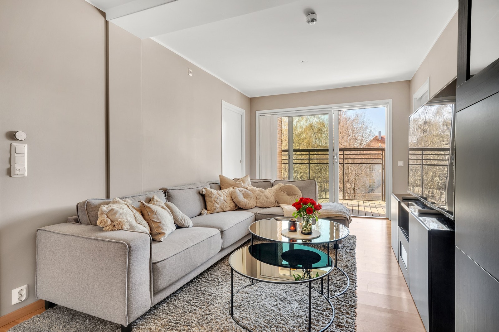 Leiligheten er malt i tidsriktige fargetoner og fremstår svært innbydende. Galleribilde