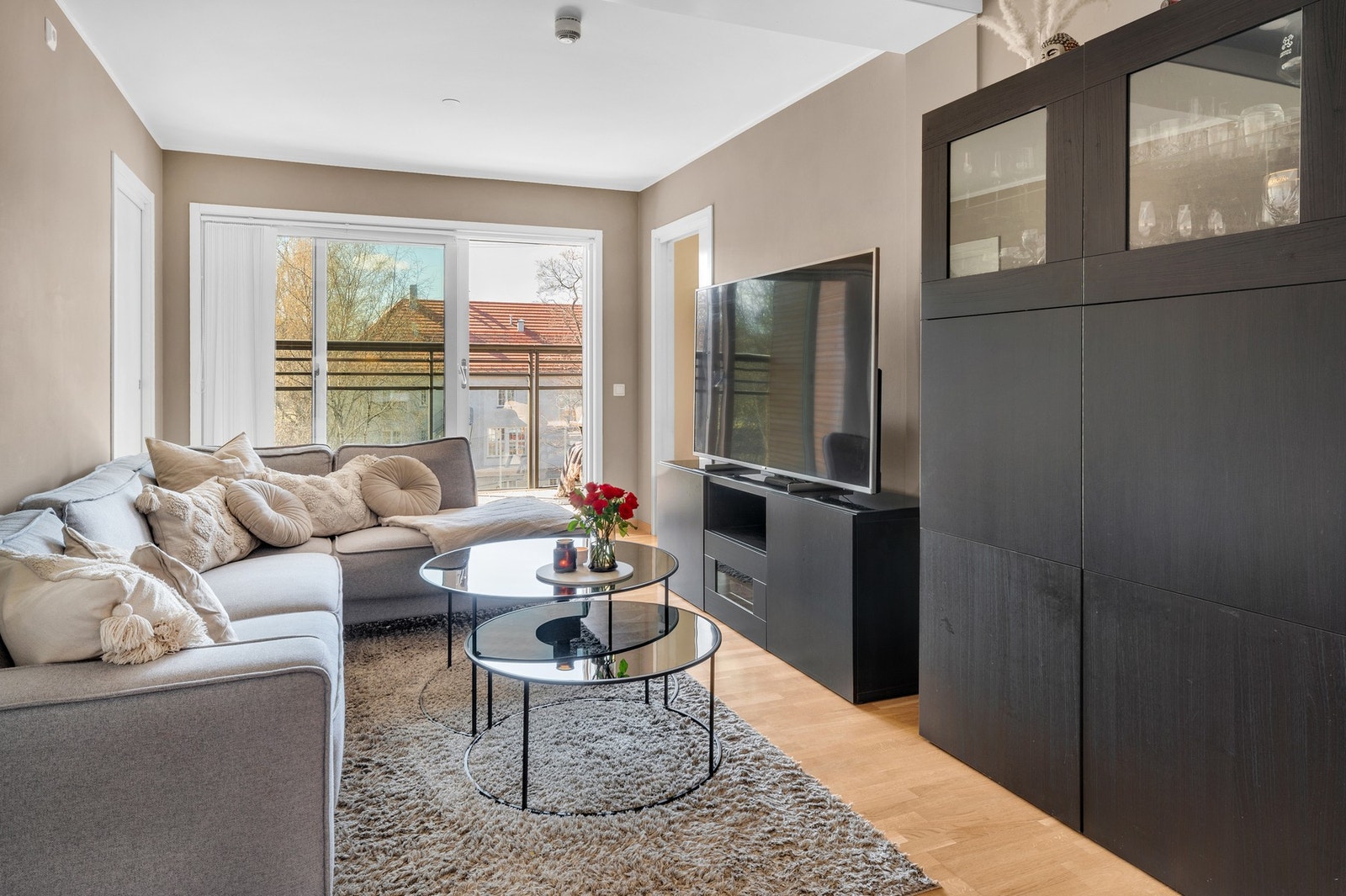 Store vindusflater bidrar sammen med nevnte beliggenhete til leilighetens lette og luftige atmosfære. Galleribilde