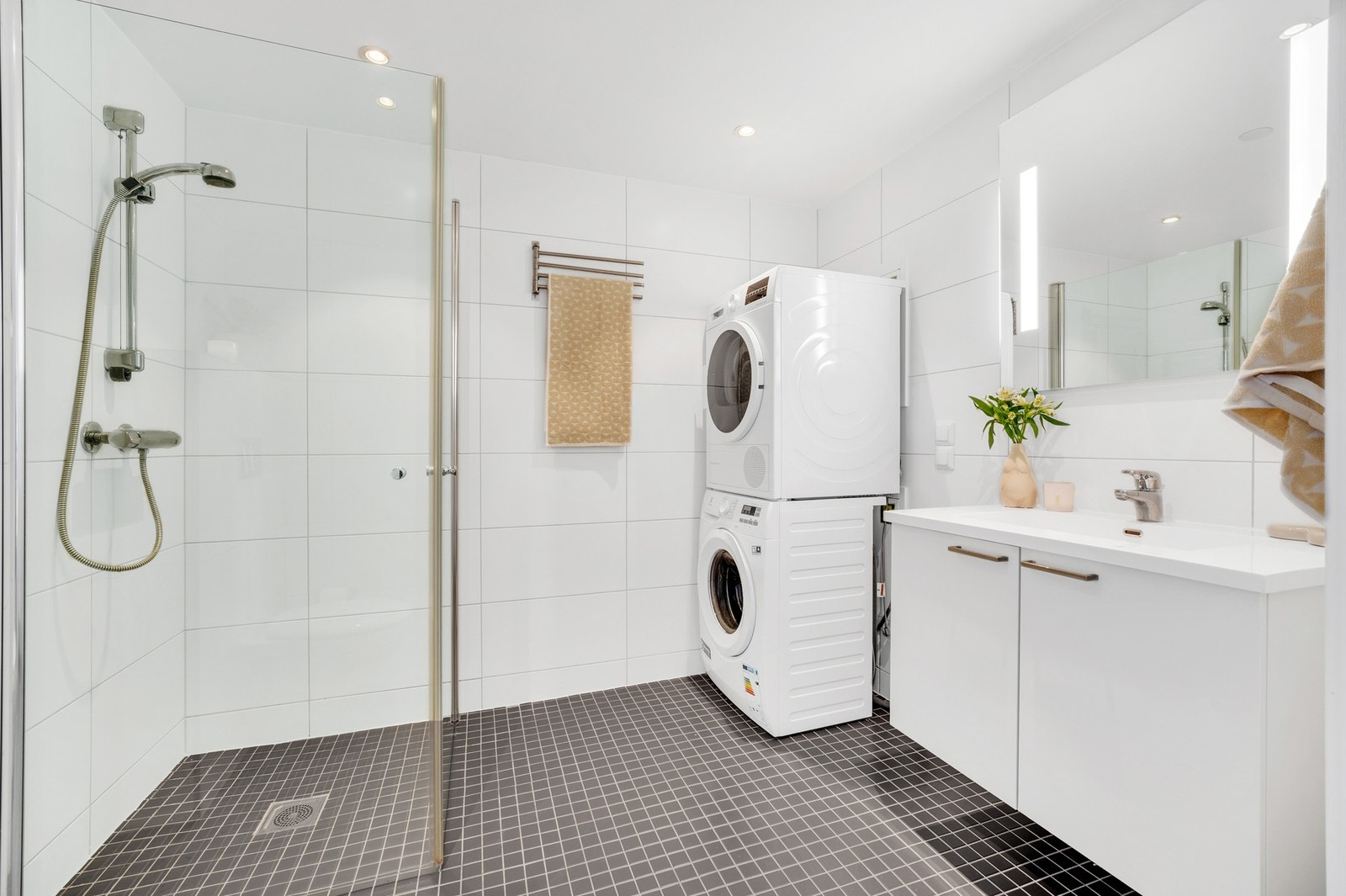 Lekkert og flislagt bad på hele 5,5 kvm med opplegg for vaskemaskin. Galleribilde