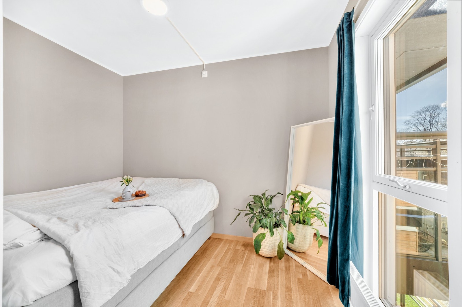 Rommene er praktisk plassert på hver sin side av stuen, slik at man slipper å ligge vegg-i-vegg. Galleribilde