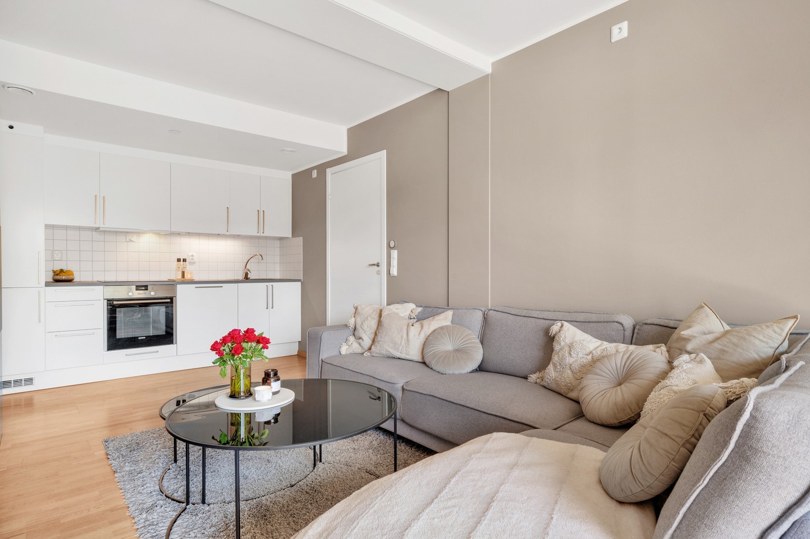 Felleskostnadene inkluderer bl.a TV-pakke/fibernett, fjernvarme (oppvarming/varmtvann), drift, trappevask m.m. Med IN-ordning kan man nedbetale fellesgjelden og få tilsvarende lavere felleskostnader. Galleribilde