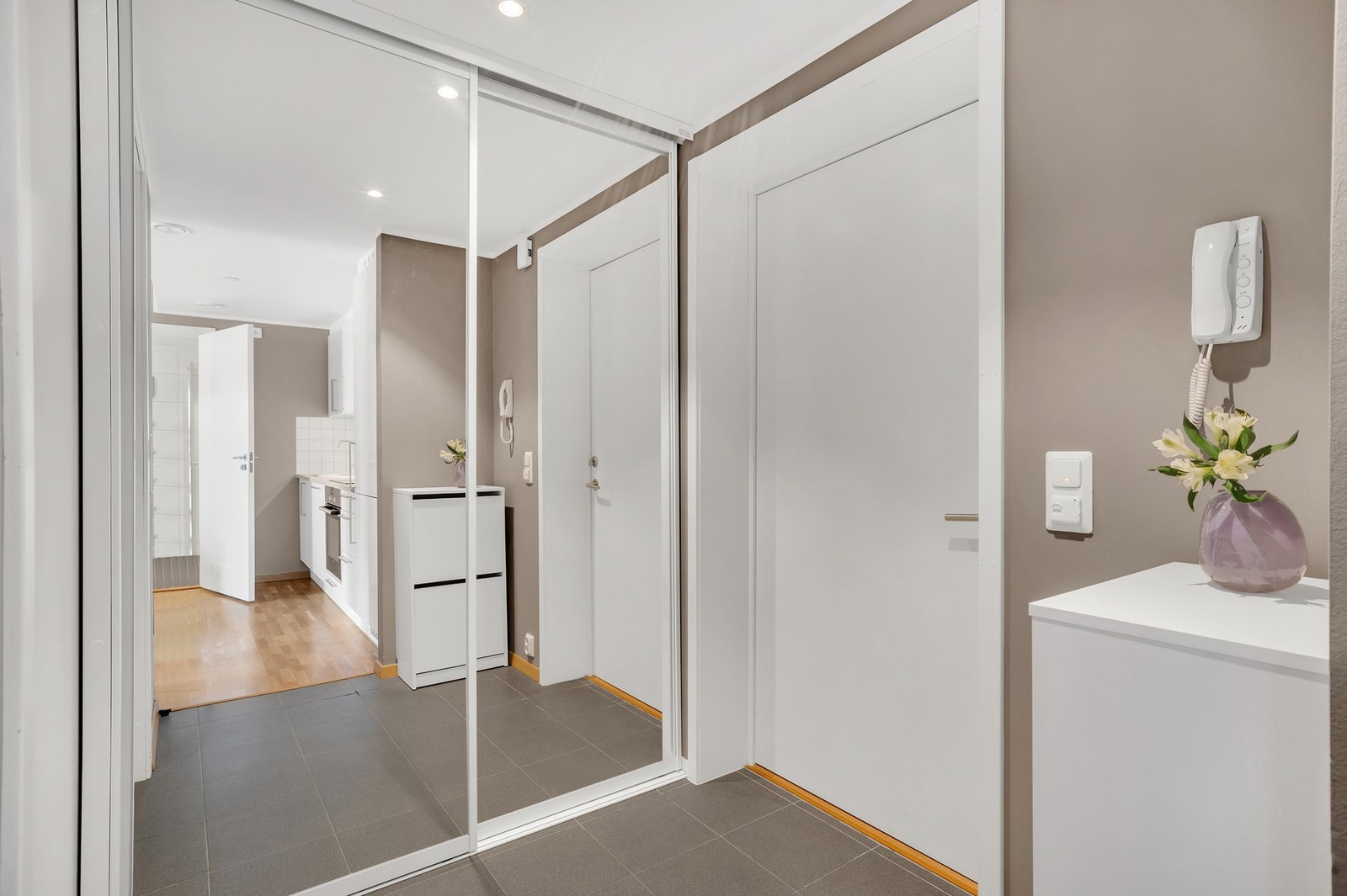 Integrert og praktisk skyvedørsgarderobe med speilfronter. Galleribilde