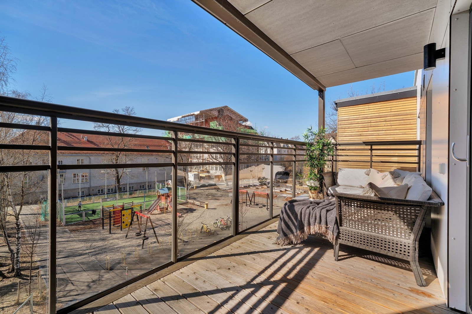 Med hele 11,5 kvm oppleves balkongen å være en forlengelse av stuen på finværsdager. God plass til utemøblement og grill. Galleribilde