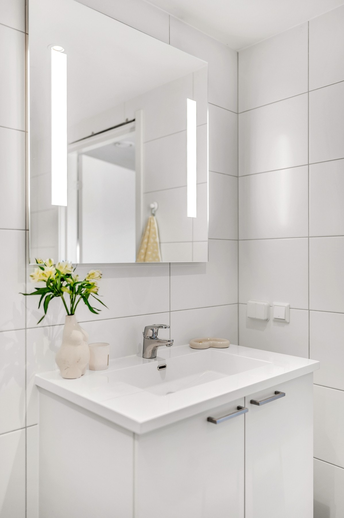 Moderne innredning og speil med lys. Galleribilde