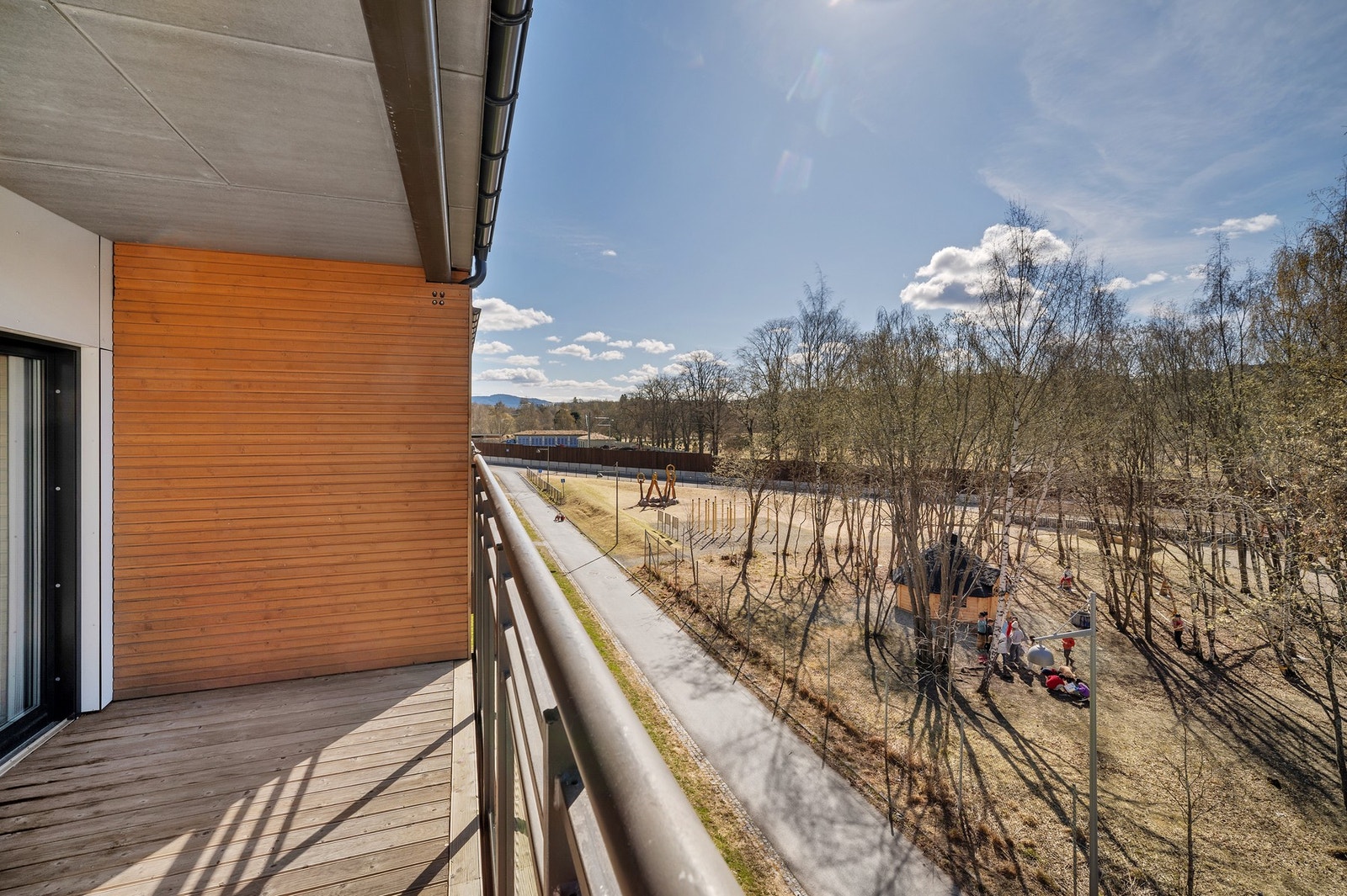 Beliggenheten må sies å være en av de aller beste på Lilleby, da man er en av få som har balkong vendt ut mot parkareal - her slipper man både innsyn og det å se rett inn i et nabobygg. Galleribilde