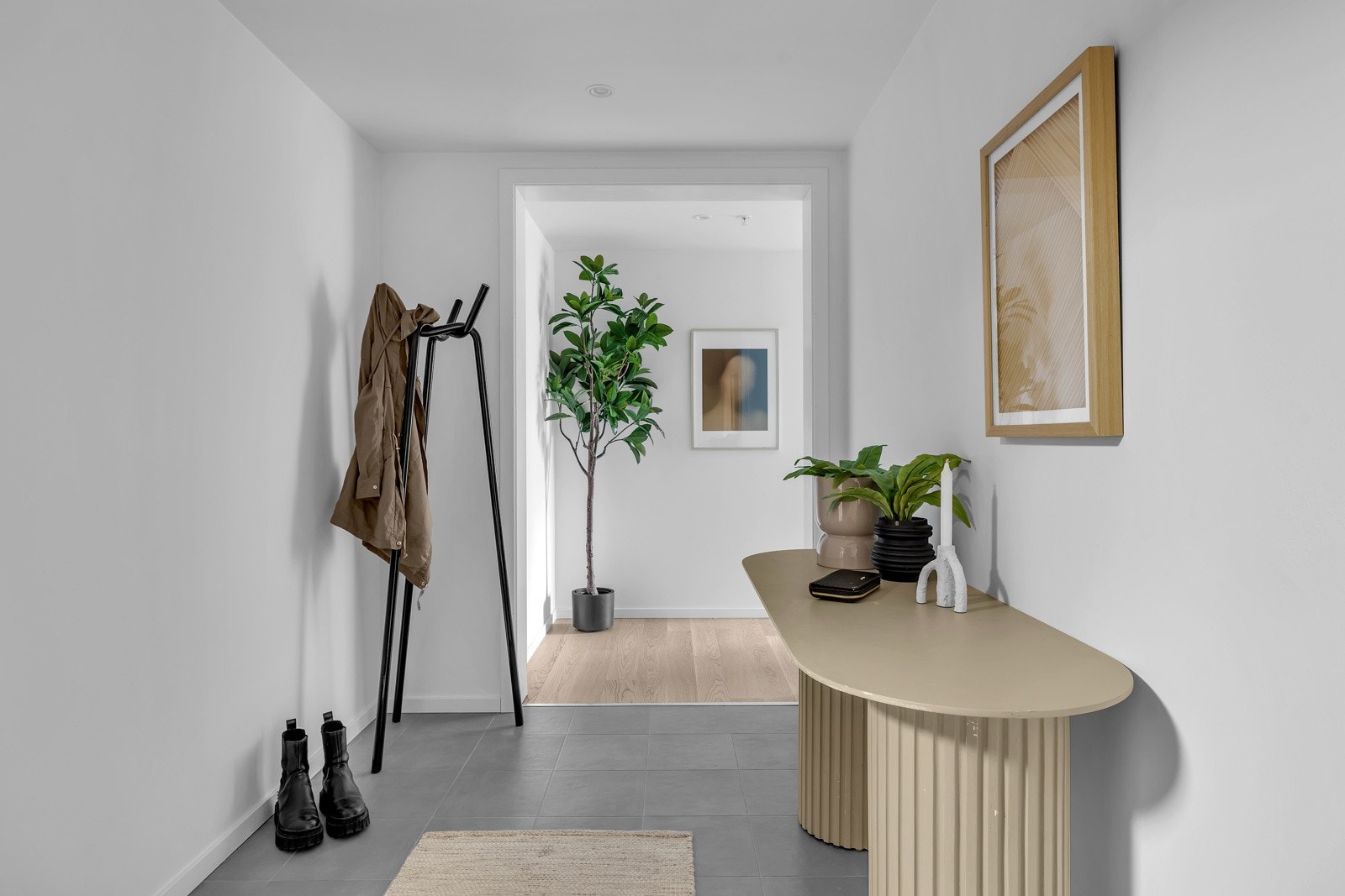 Velkommen inn! - Det første som møter deg er denne romslige entreen på 6,5m2 Galleribilde