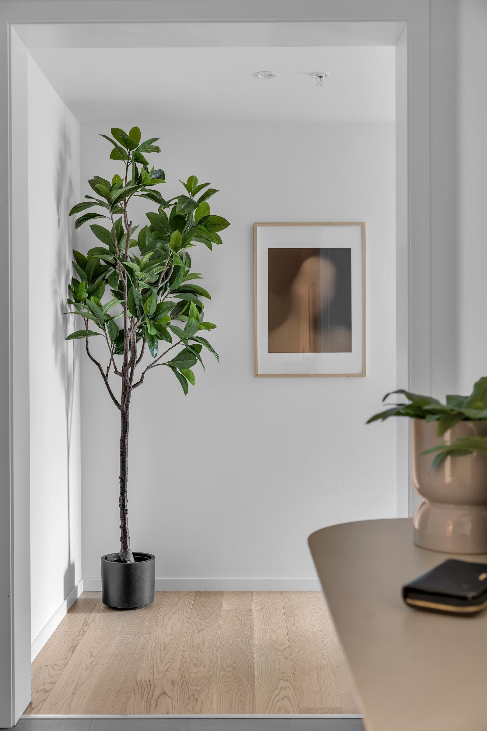 Fra entre ledes du til gang på 8,6m2 som fører deg til 2 av boligens soverom, gjestebad og innvendig bod Galleribilde