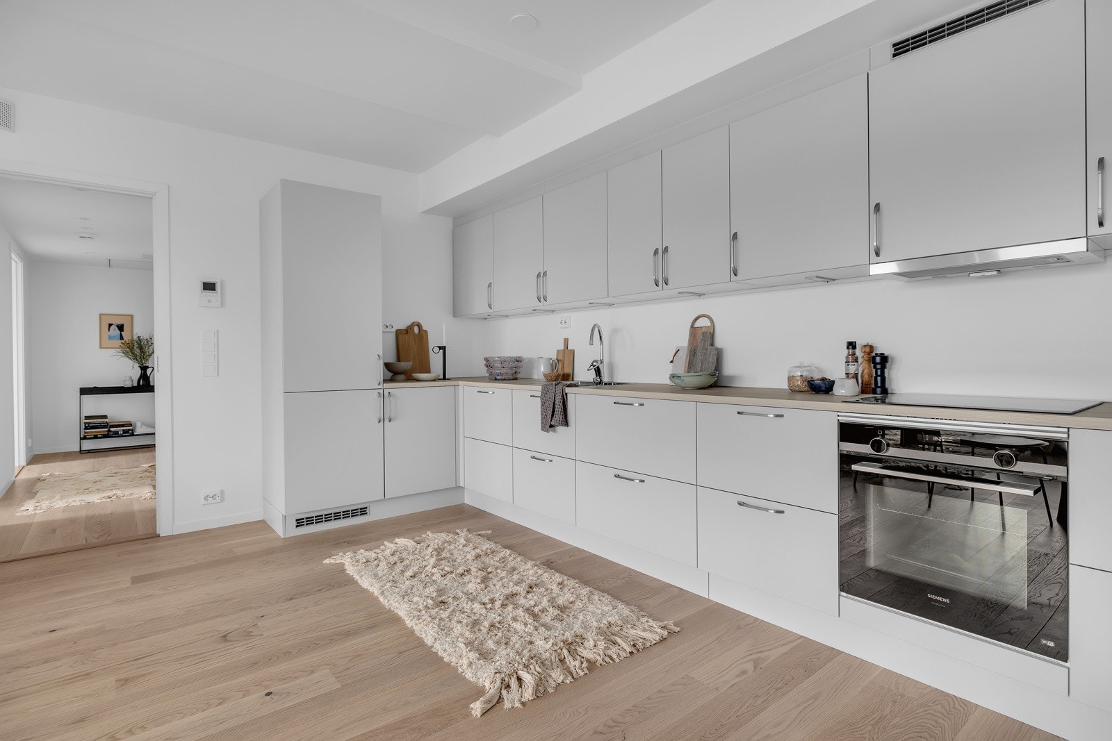 Stue og kjøkken er i åpen løsning. Kjøkkenet er oppgradert fra opprinnelig standard, er innholdsikt og har god skap- og benkeplass Galleribilde