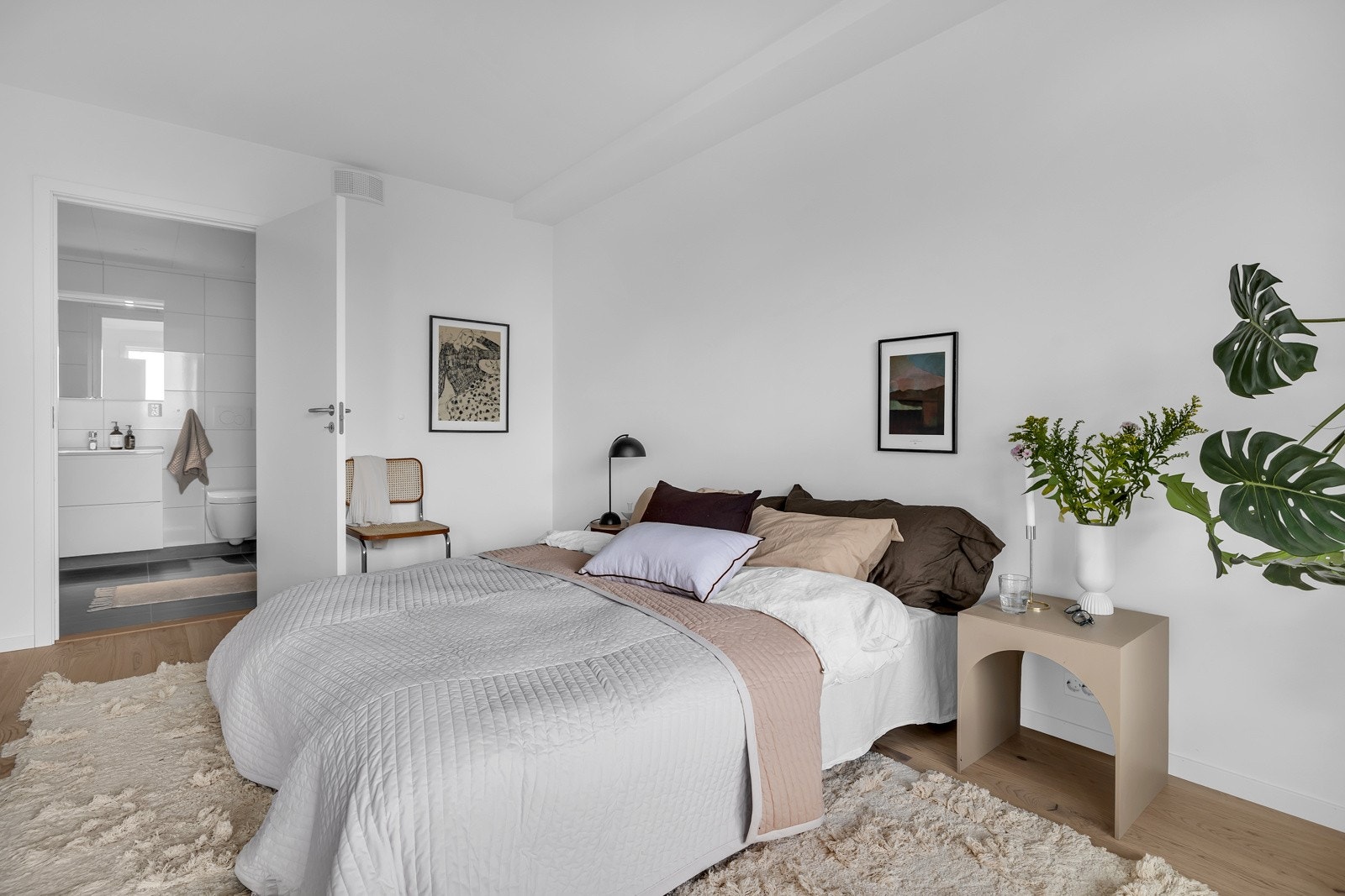 Soverommet er på hele 13,6m2 og har direkte adkomst til boligens hovedbad Galleribilde