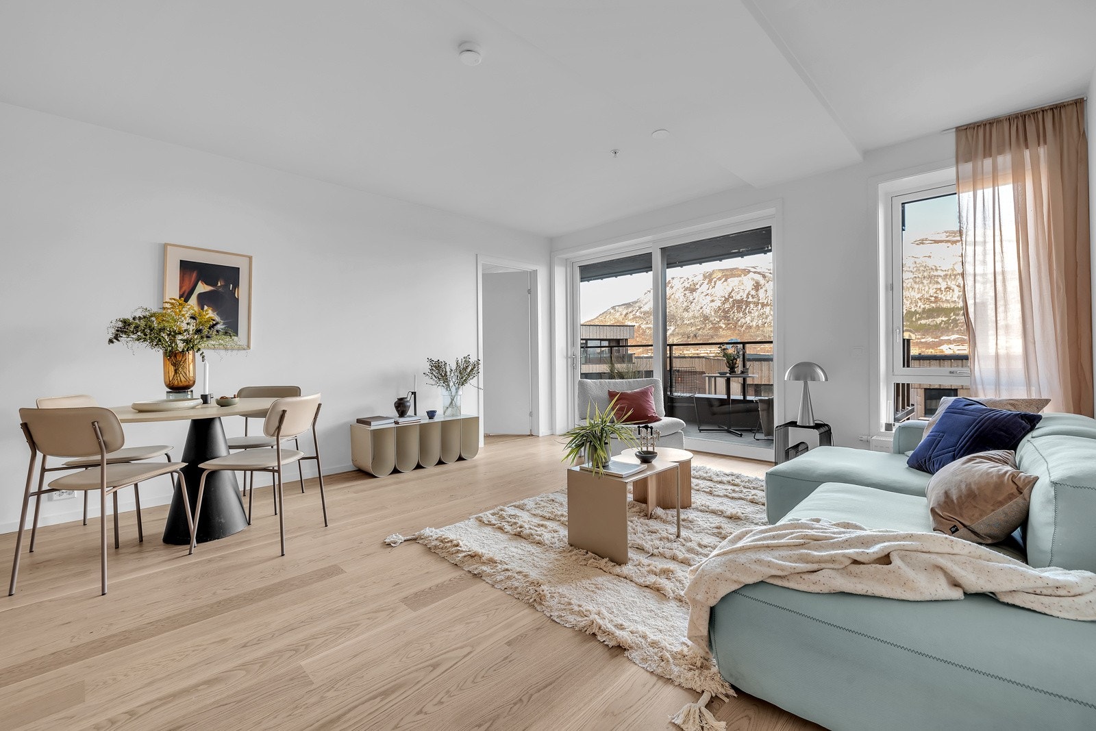 Lys og åpen stue med store vindusflater i utsiktsretning Galleribilde