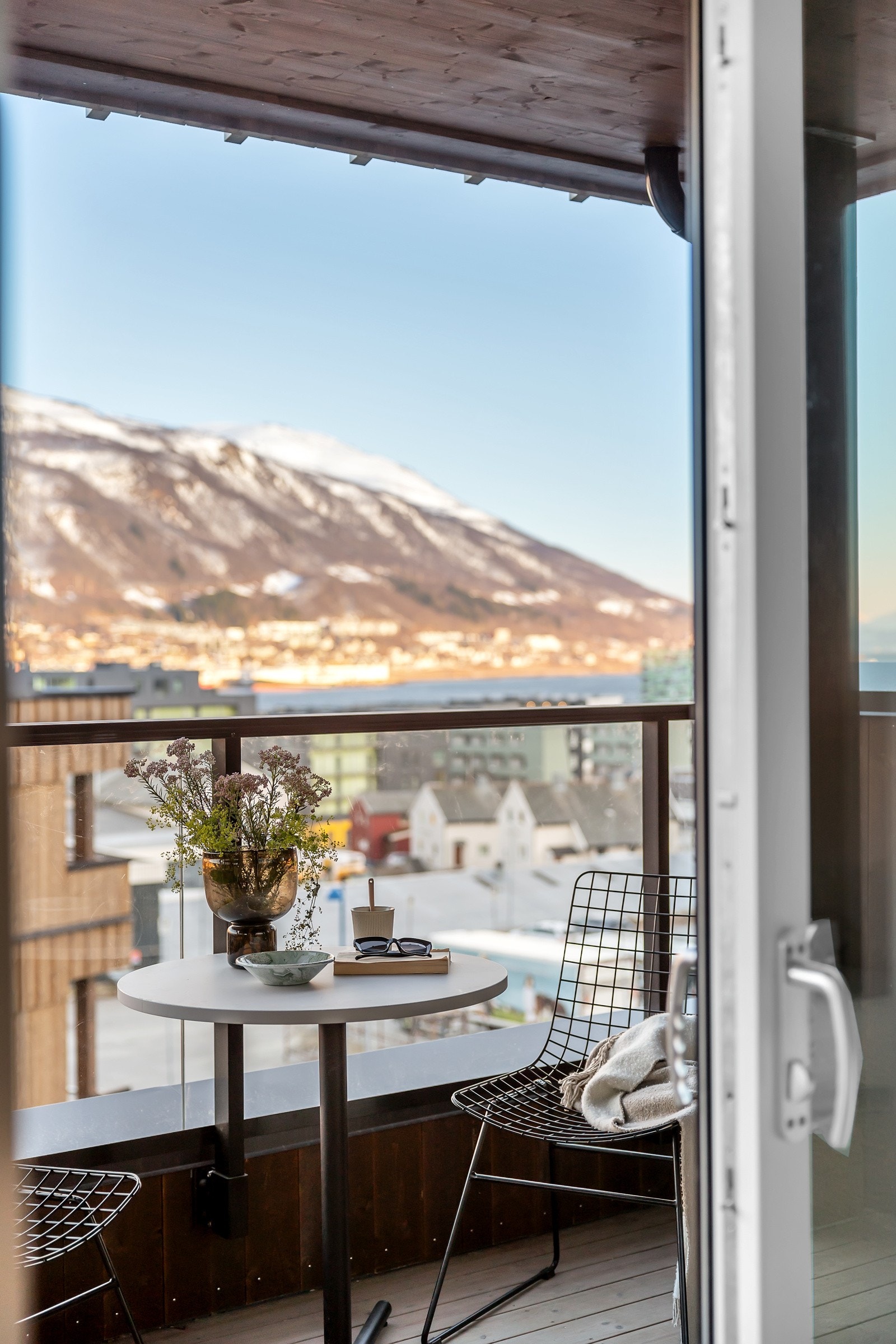 Fra stua er det skyvedører ut til veranda Galleribilde