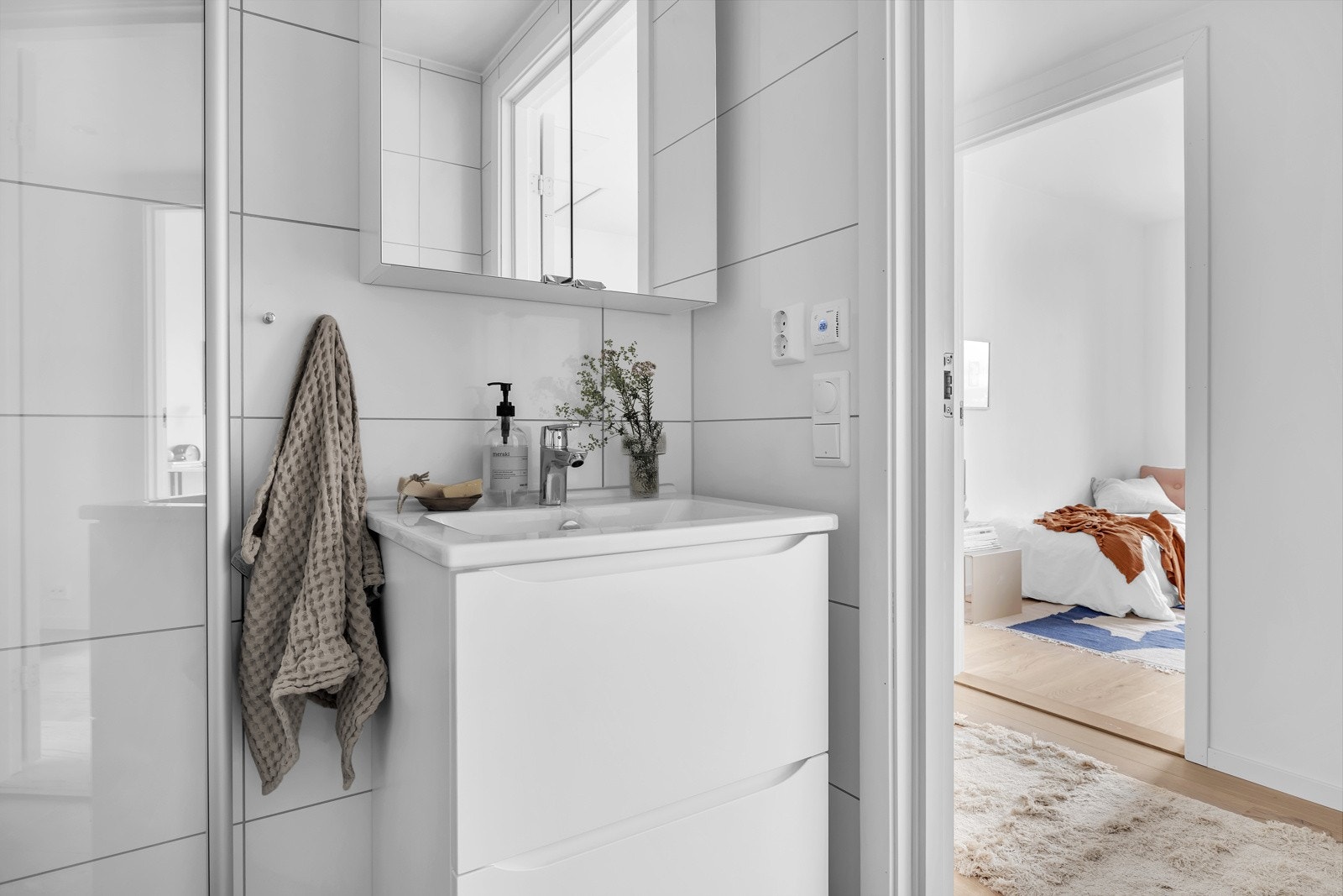 Pent flislagt på gulv og vegger. Praktisk innredning med heldekkende servant Galleribilde