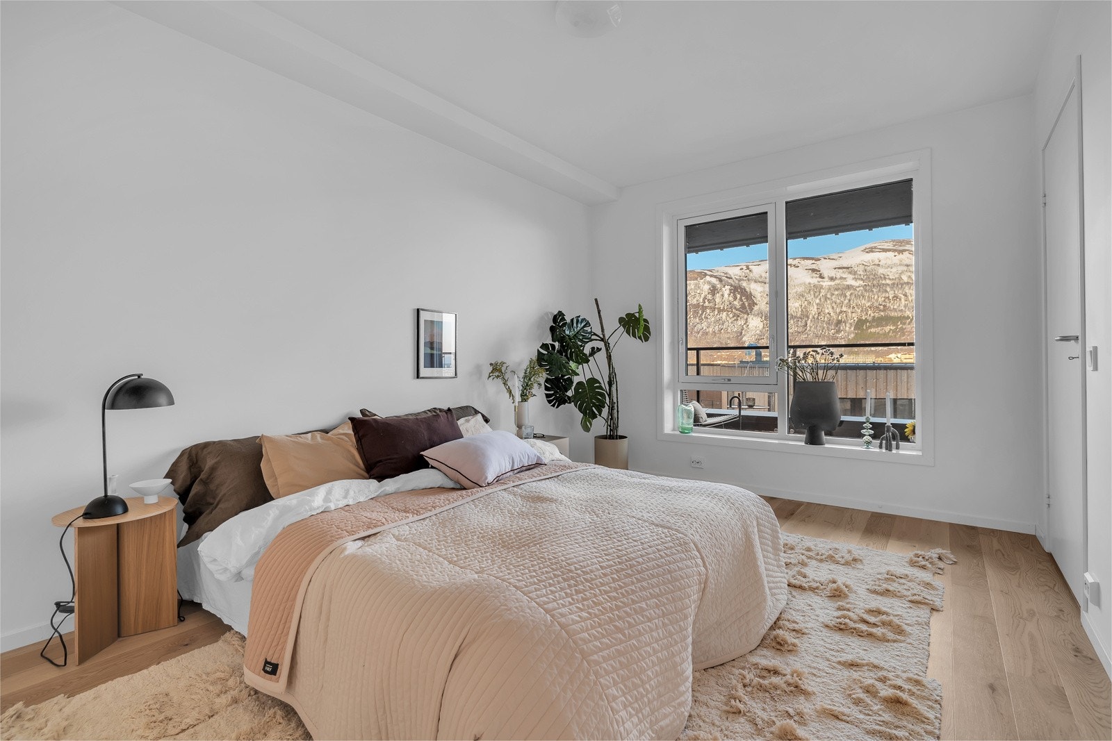 Leilighetens siste og største soverom er i bakkant av stua Galleribilde