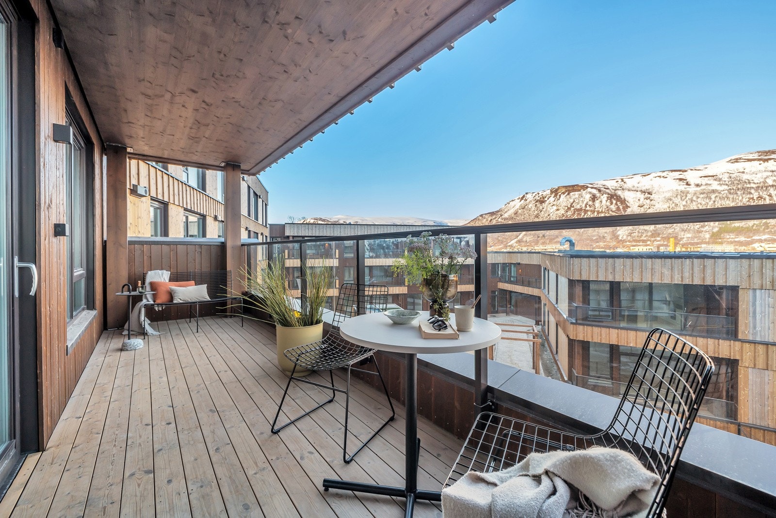 Verandaen er på 11m2 som gir god plass til møblement Galleribilde