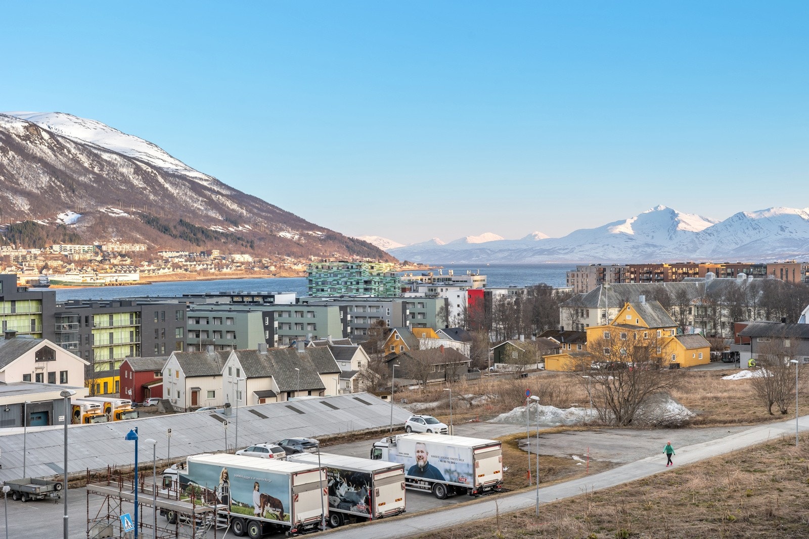 Inga Sparboes Veg 2 er plassert sør i sentrum av Tromsø og leiligheten ligger i byggets 3. etasje og nyter flott utsikt mot fastlandet, sundet og mot Balsfjorden Galleribilde