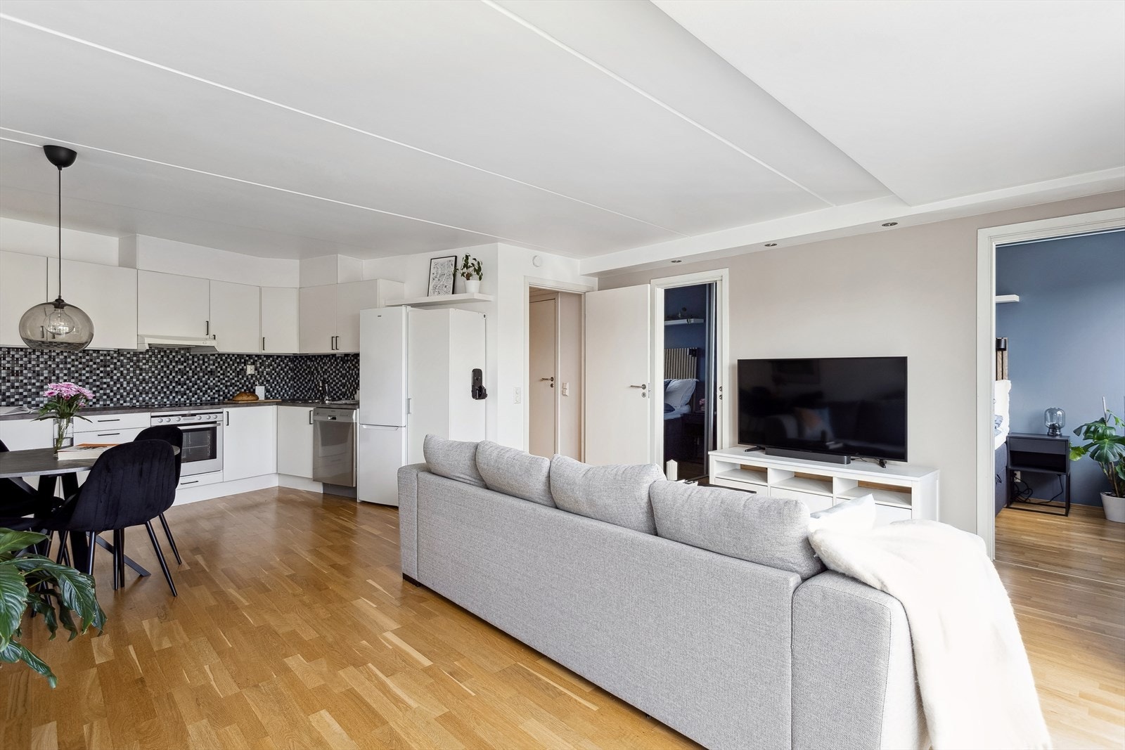 Rommet har lyse og pene overflater, og parketten er lagt flytende gjennom både stuen, soverommet og entreen. Galleribilde