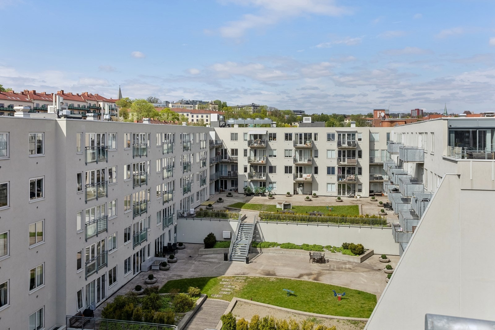 Det er også hyggelig og pent opparbeidet gårdsrom. Galleribilde