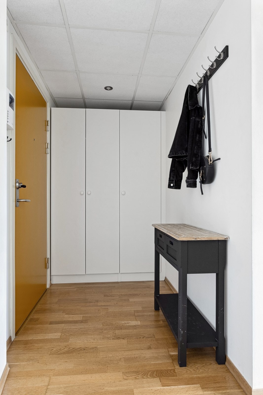 Velkommen inn! Entreen er lys og innbydende, med store og praktiske garderobeløsninger. Galleribilde