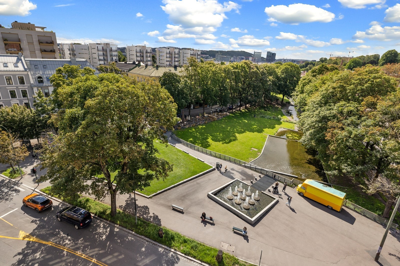 arken på Alexander Kiellands Plass er omkranset av hyggelige kafeer, restauranter m.m. Galleribilde