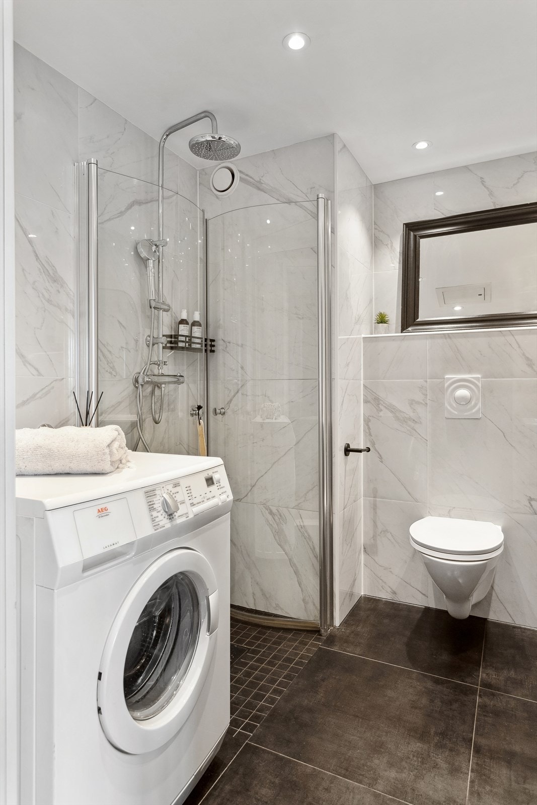 Rommet er velutstyrt, her har du vegghengt toalett, stort dusjhjørne, opplegg for vaskemaskin, stor servant og godt med oppbevaringsplass. Galleribilde