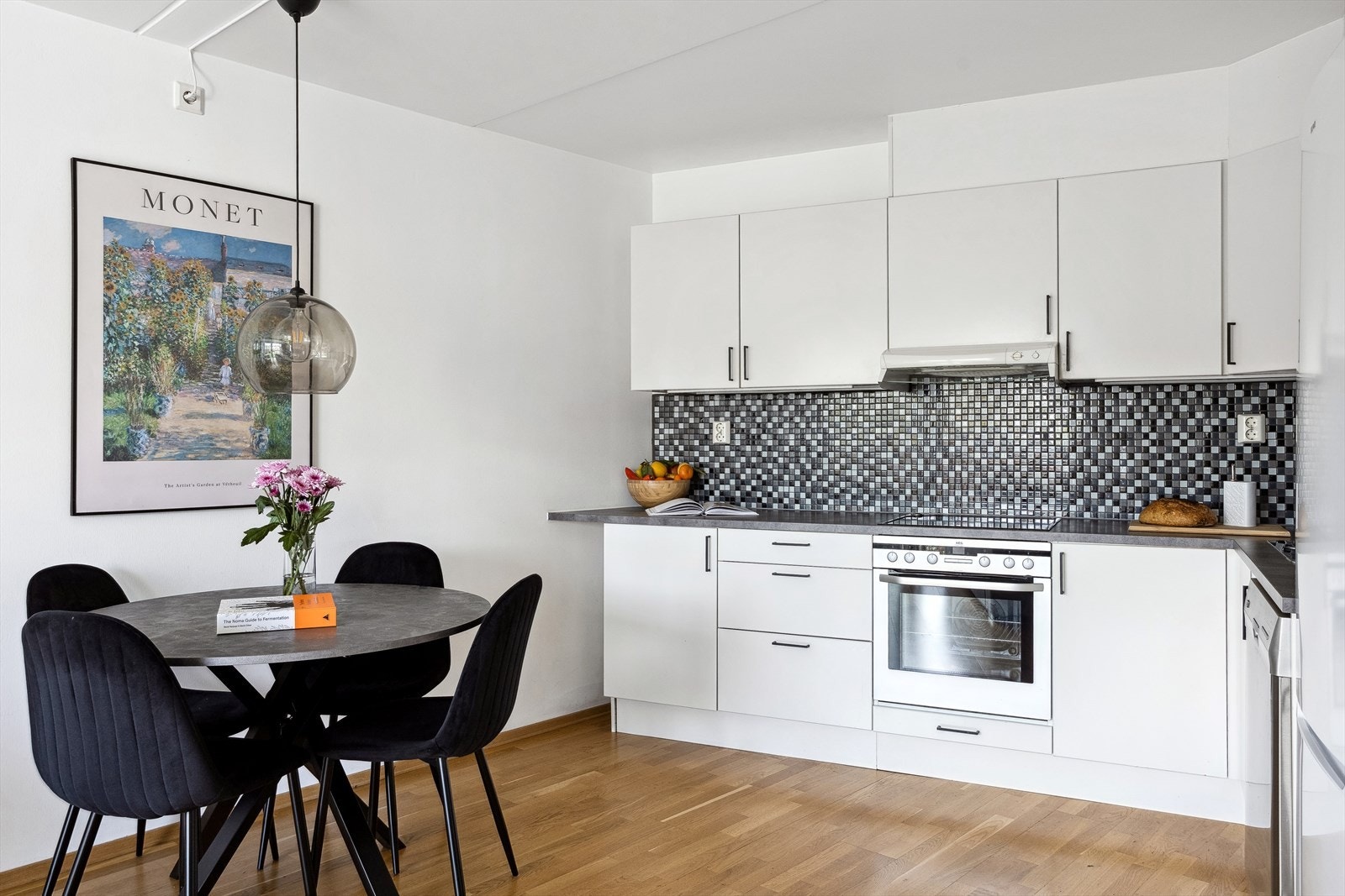 Kjøkkenet ligger praktisk plassert innenfor stuen. Galleribilde