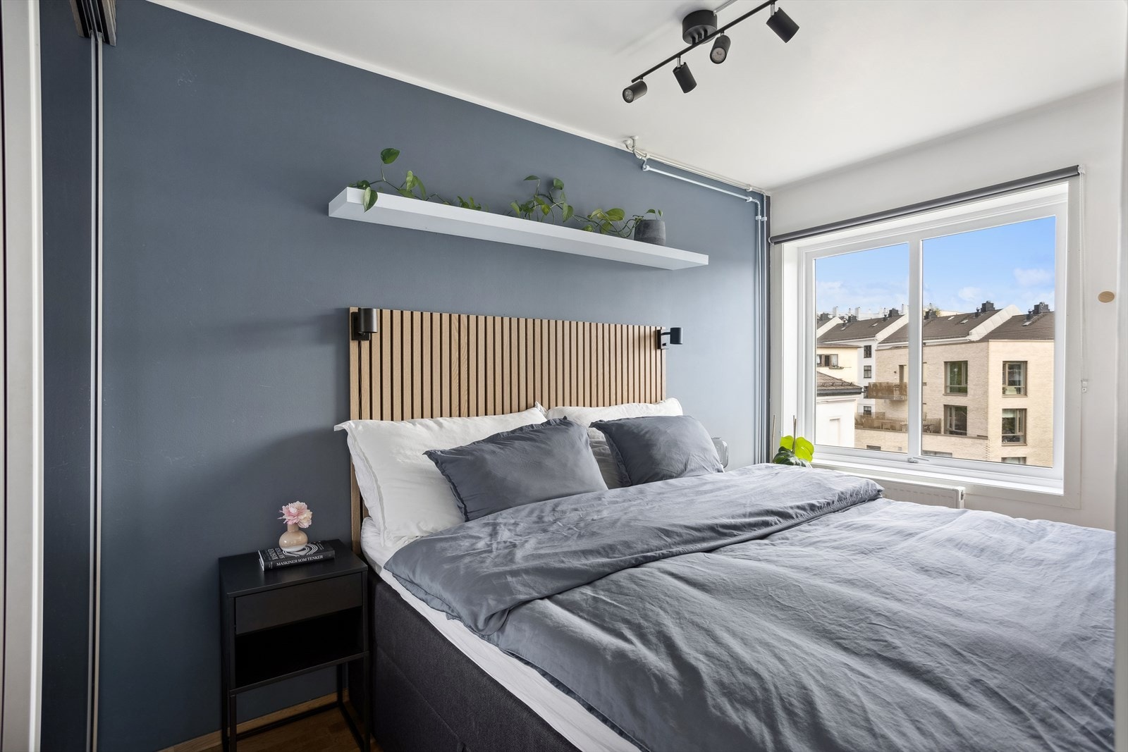 Soverommet er også av god størrelse. Rommet har lyse, nøytrale overflater, og én kontrastvegg i en behagelig blåtone. Galleribilde