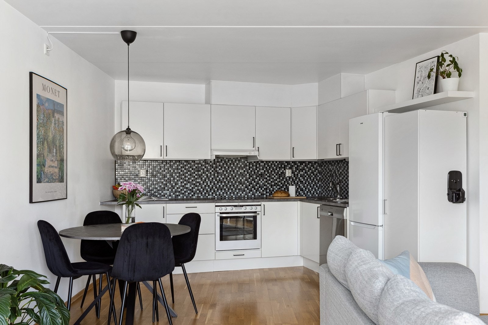 Det er rikelig med både skap- og benkeplass, og og samtidig god plass til spisebord. Galleribilde