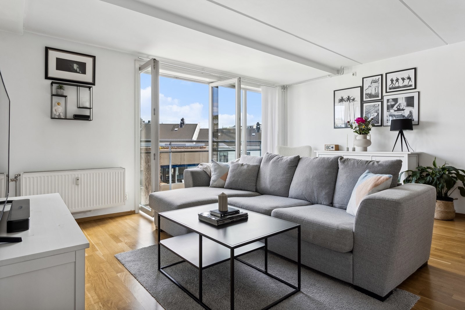 Stuen er av god størrelse, hvor du fint får plass til både sofagruppe og spisebord. Galleribilde