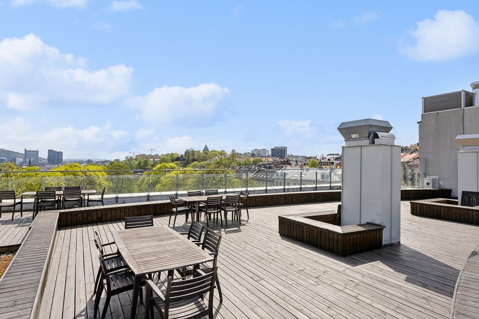 Det er felles takterrasse i bygget, med flott utsikt og herlige solforhold. Galleribilde