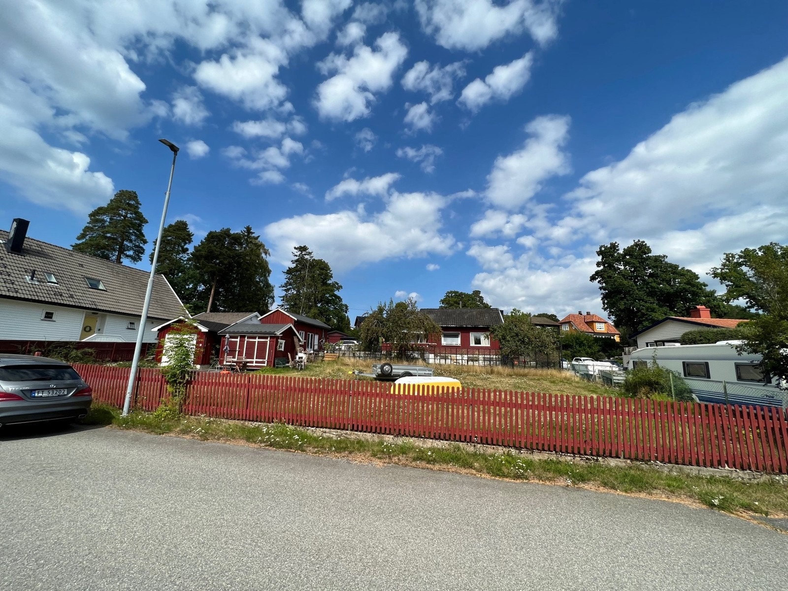 Aktuelle eiendom har en eldre - men brukbar - garasje på eiendommen. Galleribilde